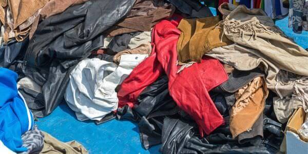 Entrümpelung in Meiningen: Berg aus Kleidung und Stoffen