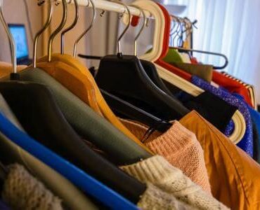 Entrümpelung in Meiningen: Kleidung auf Bügeln in einem Raum