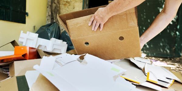 Hände sortieren Papiere und Unterlagen in einem Karton – Entrümpelung in Meiningen