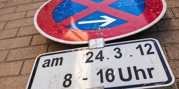 Mobiles Halteverbotsschild mit Zusatzschild für Datum und Uhrzeit – Halteverbotszone Meiningen