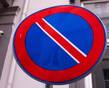 Halteverbotsschild an einer Hauswand – Halteverbotszone Meiningen