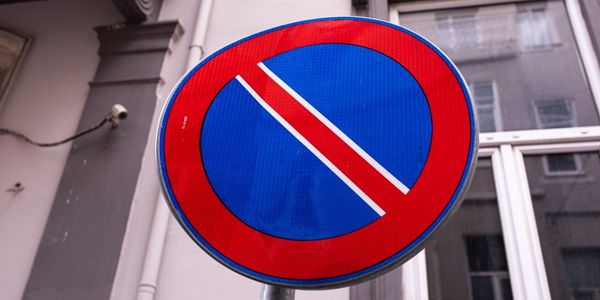 Halteverbotszone Meiningen: Halteverbotsschild an einer Hauswand