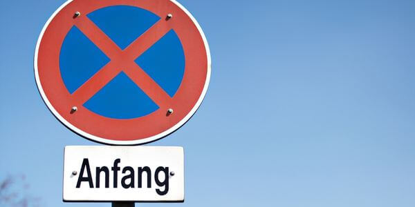Halteverbotsschild mit Zusatzschild „Anfang“ – Halteverbotszone in Meiningen