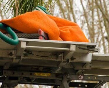 Möbellift transportiert ein Bündel Bettzeug nach oben – Möbellift in Meiningen