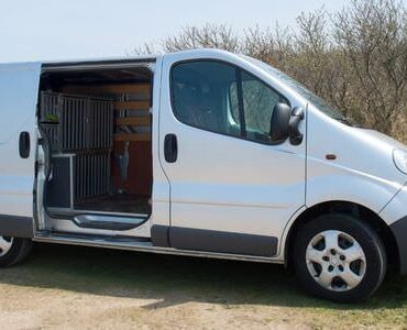 Weißer Transporter mit geöffneter Schiebetür – Transporter mieten in Meiningen